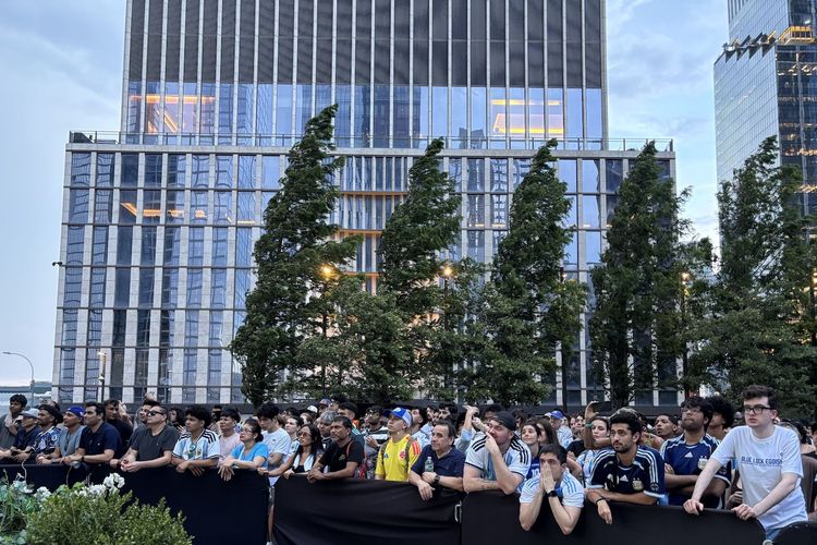 Hujan Badai Terjang Nobar Argentina Vs Cape Verde, Fan Pantang Mundur