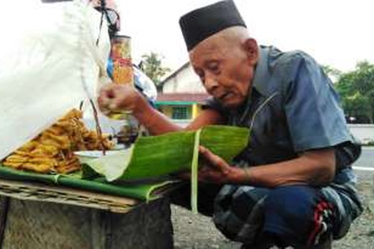 Zubair (95), warga Dusun Klanceng, Desa Ajung, Kecamatan Ajung, Kabupaten Jember, Jawa Timur, setiap hari berjualan tahu dengan berjalan kaki. 
