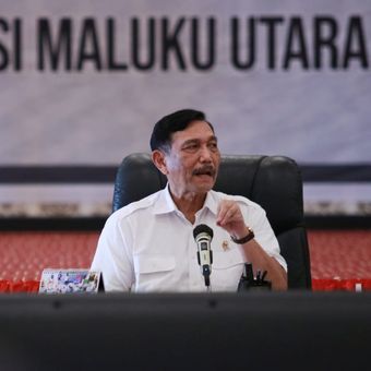 Menteri Koordinator Bidang Kemaritiman dan Investasi Luhut Binsar Pandjaitan saat melakukan kunjungan ke Sofifi, Maluku Utara untuk meninjau pembangunan infrastruktur di kota tersebut, Selasa (22/6/2021). 