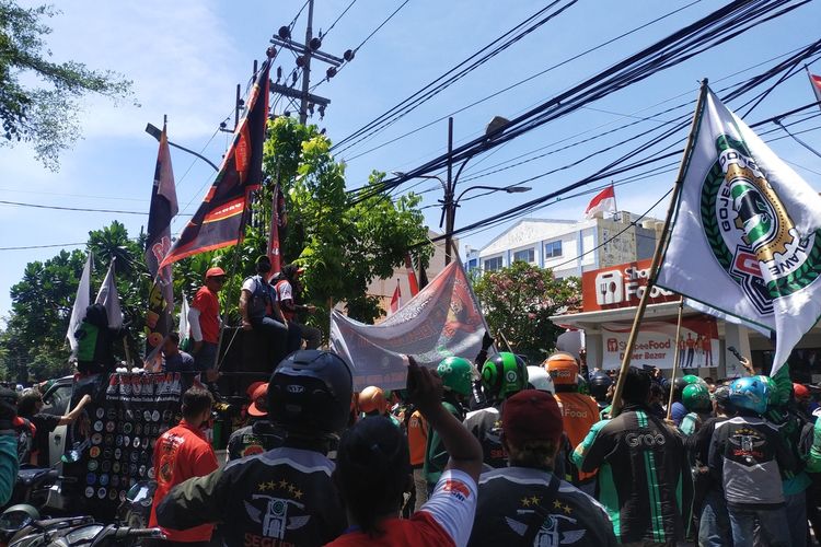 Berkerumun ribuan driver ojol saat mendatangi salah satu kantor aplikator di Surabaya