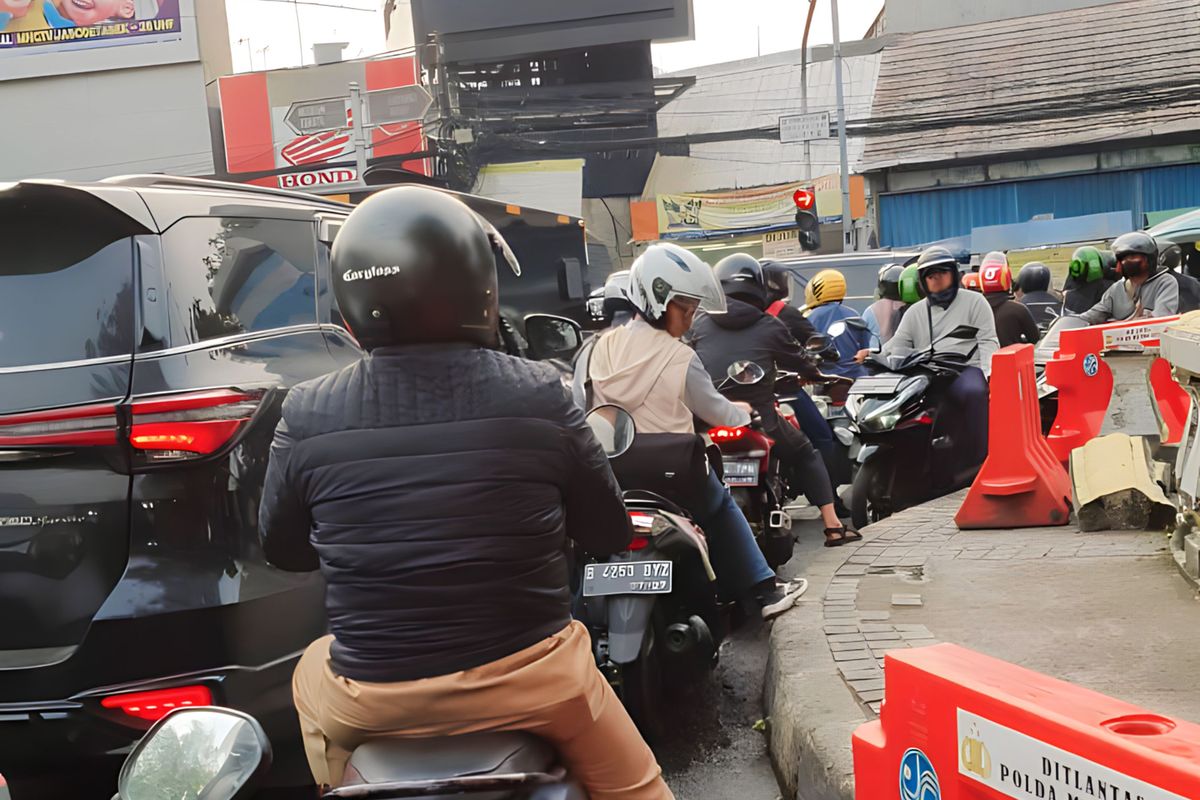 Kepadatan kendaraan di kawasan depan RS Budi Kemuliaan, Gambir, Jakarta Pusat, pada Senin (20/3/2023) sore.