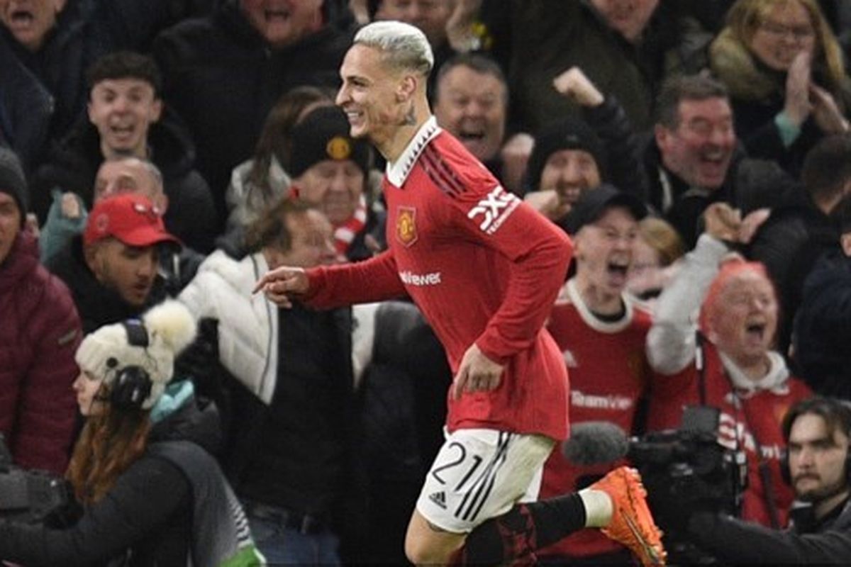 Penyerang Man United, Antony, seusai mencetak gol ke gawang Barcelona dalam fase playoff knock-out Liga Europa 2022-2023. Laga Man United vs Barcelona digelar di Stadion Old Trafford pada Jumat (24/2/2023). Terkini, Antony diperbolehkan kembali ke pusat latihan Man United setelah diperiksa selama lima jam oleh kepolisian. (Foto oleh Oli SCARFF / AFP)