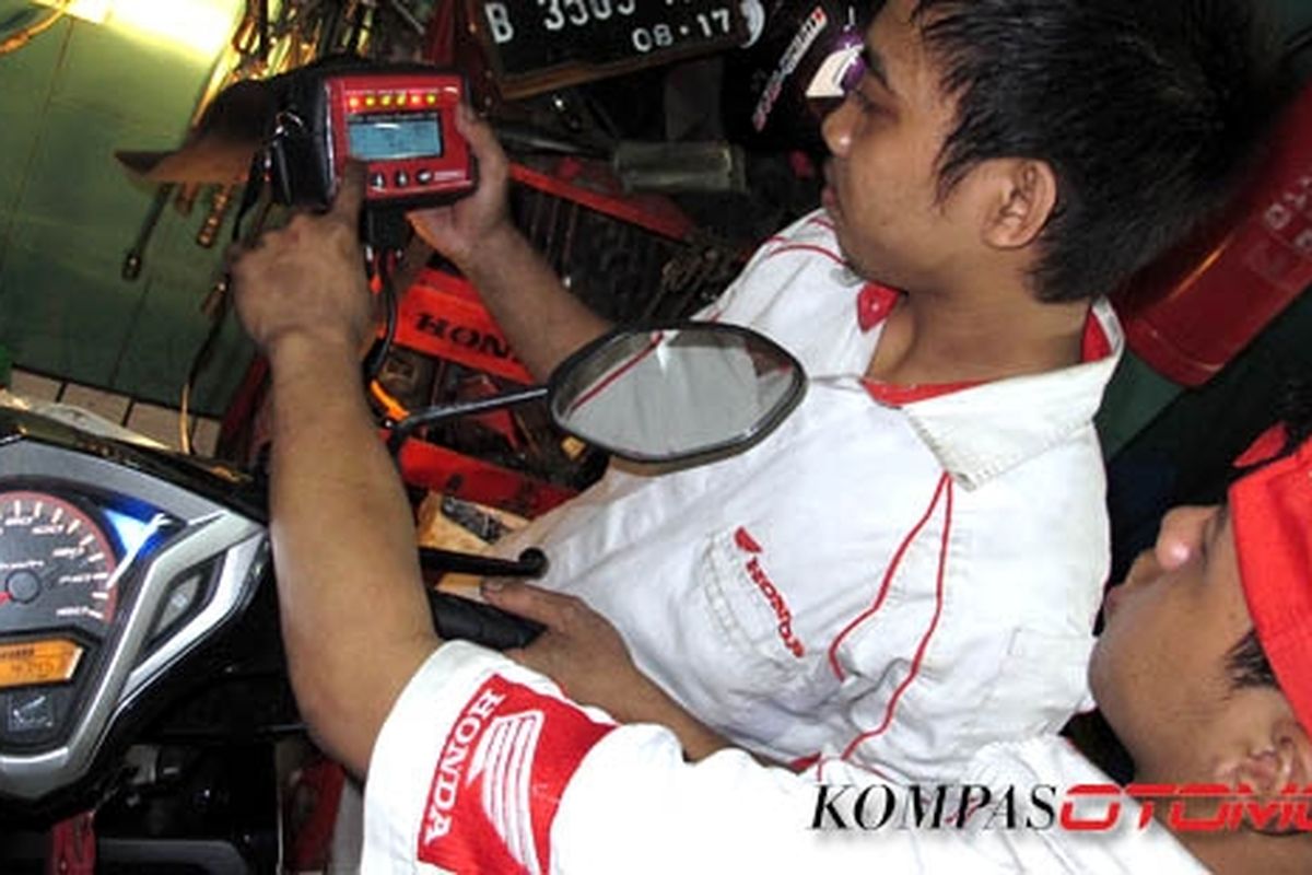 Mekanik AHASS sedang mengontrol kinerja ECM Vario Techno 125 PGM-FI setelah di-reset.