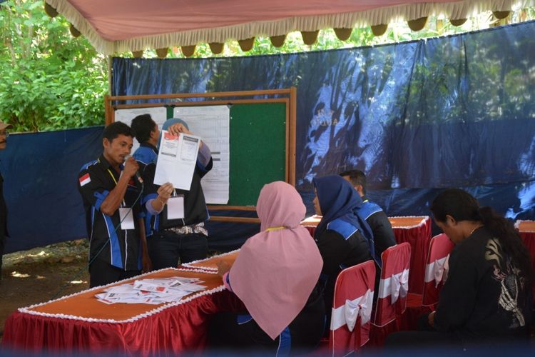 Petugas  pemugutan suara ulang melakukan penghitungan surat suara di TPS 03 desa Timahan kecamatan Kampak kabupaten Jawa Timur (25/04/20190