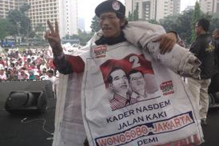Ahmad Nasihun (40), nekat berjalan kaki dari Wonosobo menuju Jakarta demi mendukung pasangan Joko Widodo - Jusuf Kalla