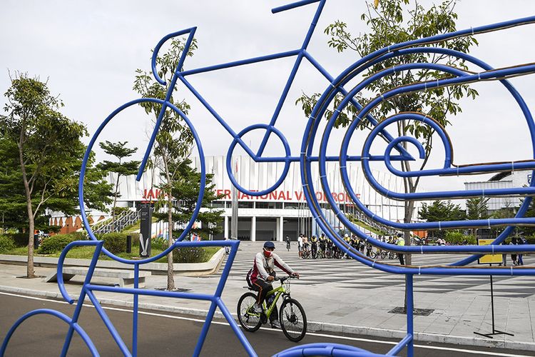 Warga bersepeda di Jakarta International Velodrome, Rawamangun, Jakarta, Minggu (25/10/2020). Jakarta International Velodrome (JIV) kembali dibuka untuk publik selama penerapan Pembatasan Sosial Berskala Besar (PSBB) transisi di ibu kota, namun membatasi jumlah pengunjung sebanyak 1.500 orang atau 50 persen dari kapasitas normal yakni sebanyak 3.000 orang.