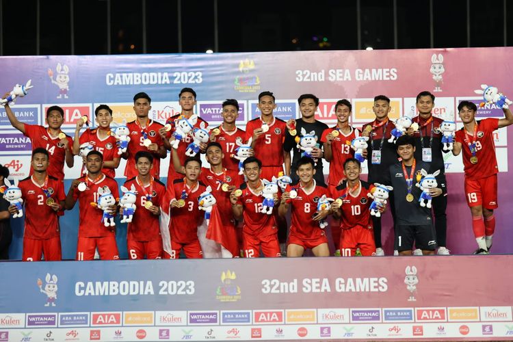 Para pemain timnas U22 Indonesia berfoto di podium juara usai meraih medali emas SEA Games 2023 Kamboja. Dalam pertandingan final cabor sepak bola putra SEA Games 2023 yang digelar di Olympic Stadium, Phnom Penh, pada Selasa (16/5/2023), Indonesia berhasil mengalahkan Thailand dengan skor 5-2. Artikel ini berisi rute konvoi pesta juara timnas U22 Indonesia di SEA Games 2023. (Foto: Dok. PSSI)