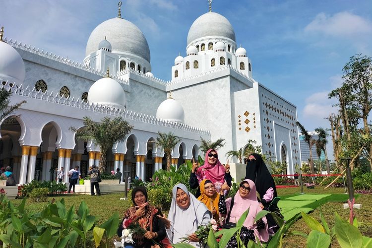 Seusai peresmian, Masjid Raya Sheikh Zayed Solo langsung digeruduk ratusan warga yang penasaran dengan kemegahan bangunannya. Mereka langsung melakukan selfi diarea taman, pada Senin (14/11/2022).