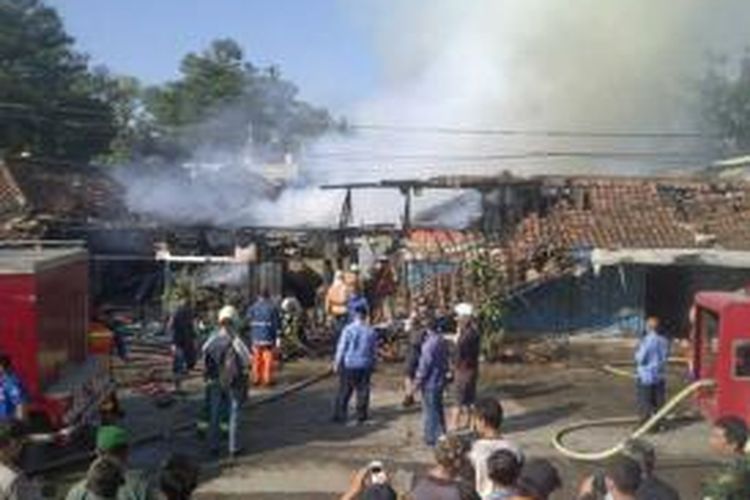 Puluhan kios onderdil mobil bekas di Pasar Jatayu Kelurahan Husein Sastranegara, Kecamatan Cicendo, Kota Bandung, ludes dilalap si jago merah, Rabu (20/5/2015) pagi hari ini. 