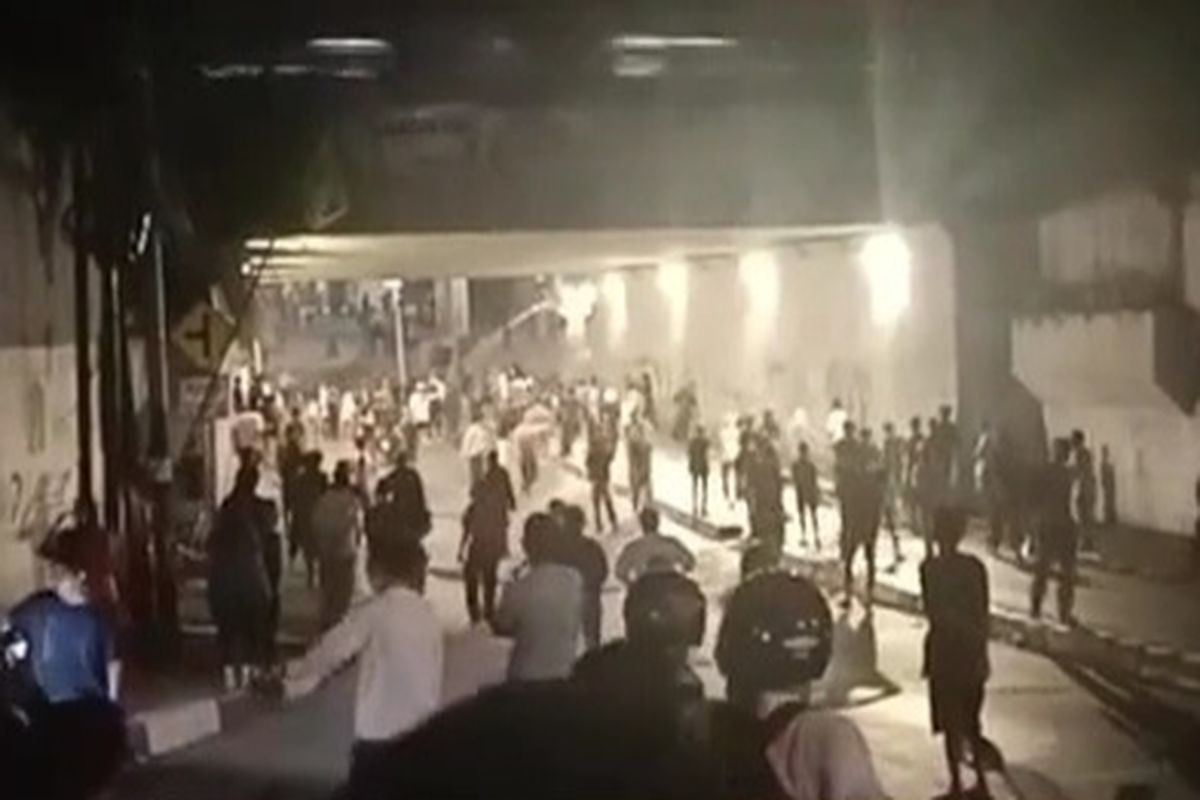 Sekelompok massa bentrok atau tawuran di kawasan Manggarai, Tebet, Jakarta Selatan, Kamis (19/10/2023) malam.