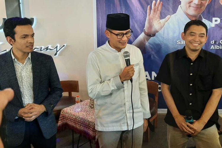 Menteri Pariwisata Dan Ekonomi Kreatif Sandiaga Salahudin Uno (tengah) di acara Talkshow Berani Jadi Pengusaha Di Usia Muda si Sidoarjo Jawa Timur, Jumat (2/9/2022).