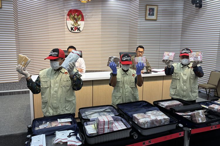 Komisi Pemberantasan Korupsi (KPK) memamerkan uang Rp 5,19 miliar di dalam 5 koper yang disita dari “safe house” atau rumah aman yang disewa oleh para tersangka sekaligus pejabat Direktorat Jenderal Bea dan Cukai (DJBC) Kementerian Keuangan pada Jumat (27/2/2026).