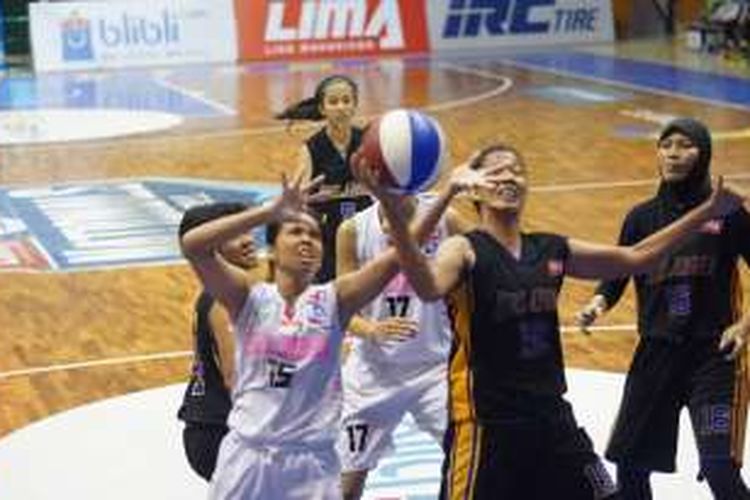 Tim puteri Univeristas Esa Unggul Jakarta menjuarai LIMA  Basketball Season 4/2016