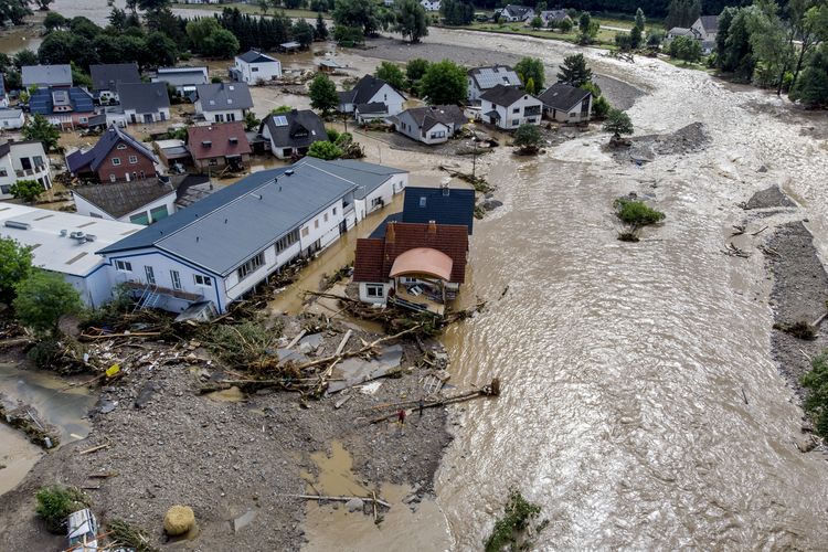 Hujan deras mengguyur Sungai Ahr pada malam sebelumnya, secara dramatis membanjiri tepiannya, dan merusak rumah-rumah di Sungai Ahr di Insul Jerman Barat pada Kamis, 20 Juli 2021. 