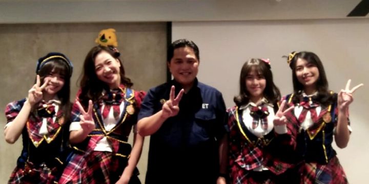 Para personel JKT48 Cindy Yuvia dan Shania Junianatha (pertama dan kedua dari kiri) serta Adhisty Zara, dan Shania Gracia (kedua dan pertama dari kanan) mengapit Ketua Panitia Pelaksana Asian Games 2018 hadir dalam jumpa pers di kawasan Senayan, Jakarta Selatan, Jumat (10/8/2018) sore.