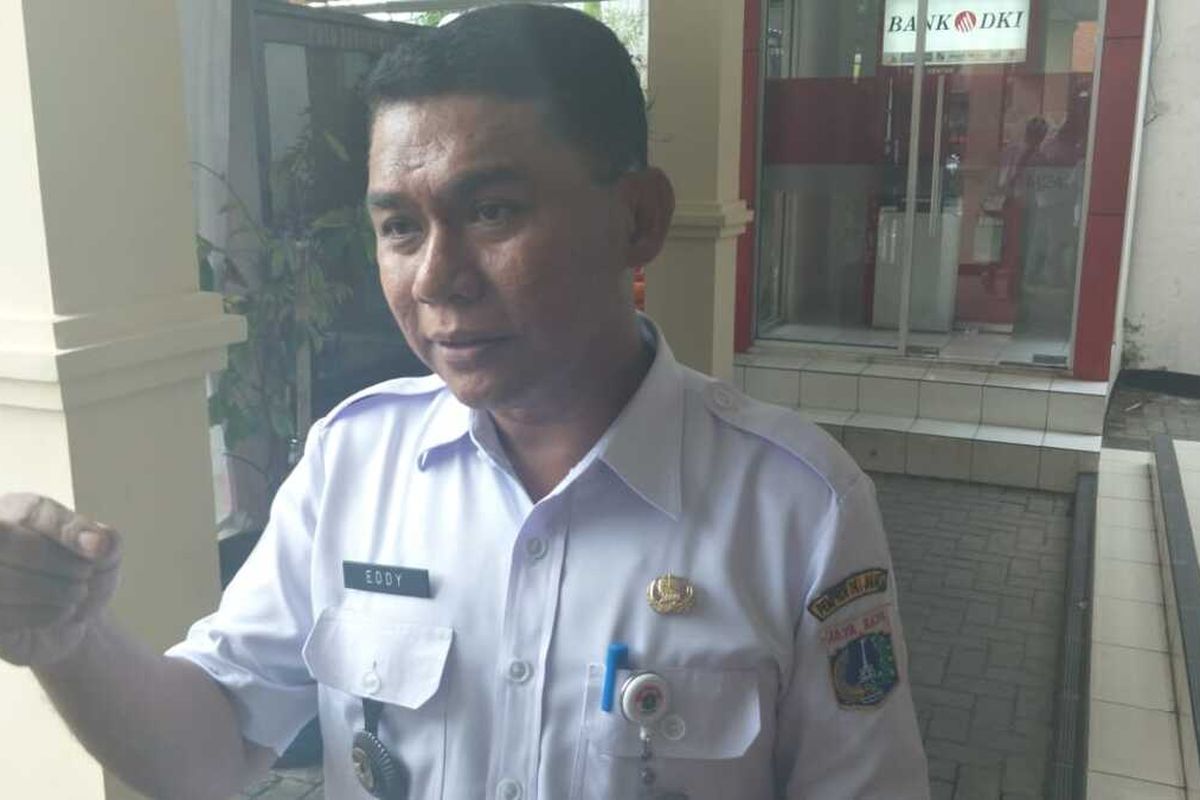 Lurah Cipinang Muara Eddy Sofyan kepada awak media di Kantor Kelurahan Cipinang Muara, Jatinegara, Jakarta Timur, Rabu (12/2/2020).