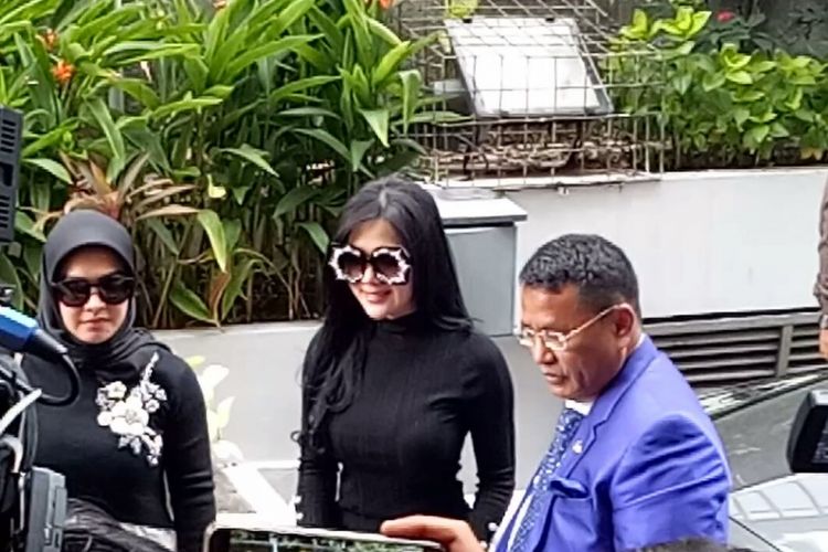 Syahrini bersama Hotman Paris Hutapea dan Aisyahrani tiba di Bareskrim Mabes Polri, Jalan Merdeka Timur, Jakarta Pusat, Senin (10/10/2017).