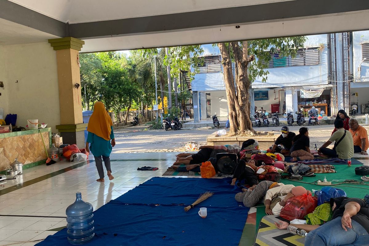 Warga Rusunawa Gunungsari yang tinggal di pendopo usai terusir, Selasa (21/5/2024).