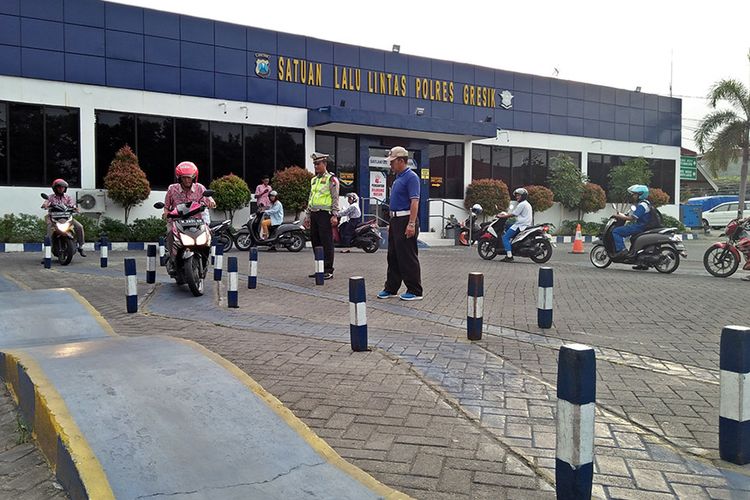 Aiptu Jailani (tengah) saat memberi pelatihan kepada pemohon SIM di halaman Satlantas Polres Gresik.