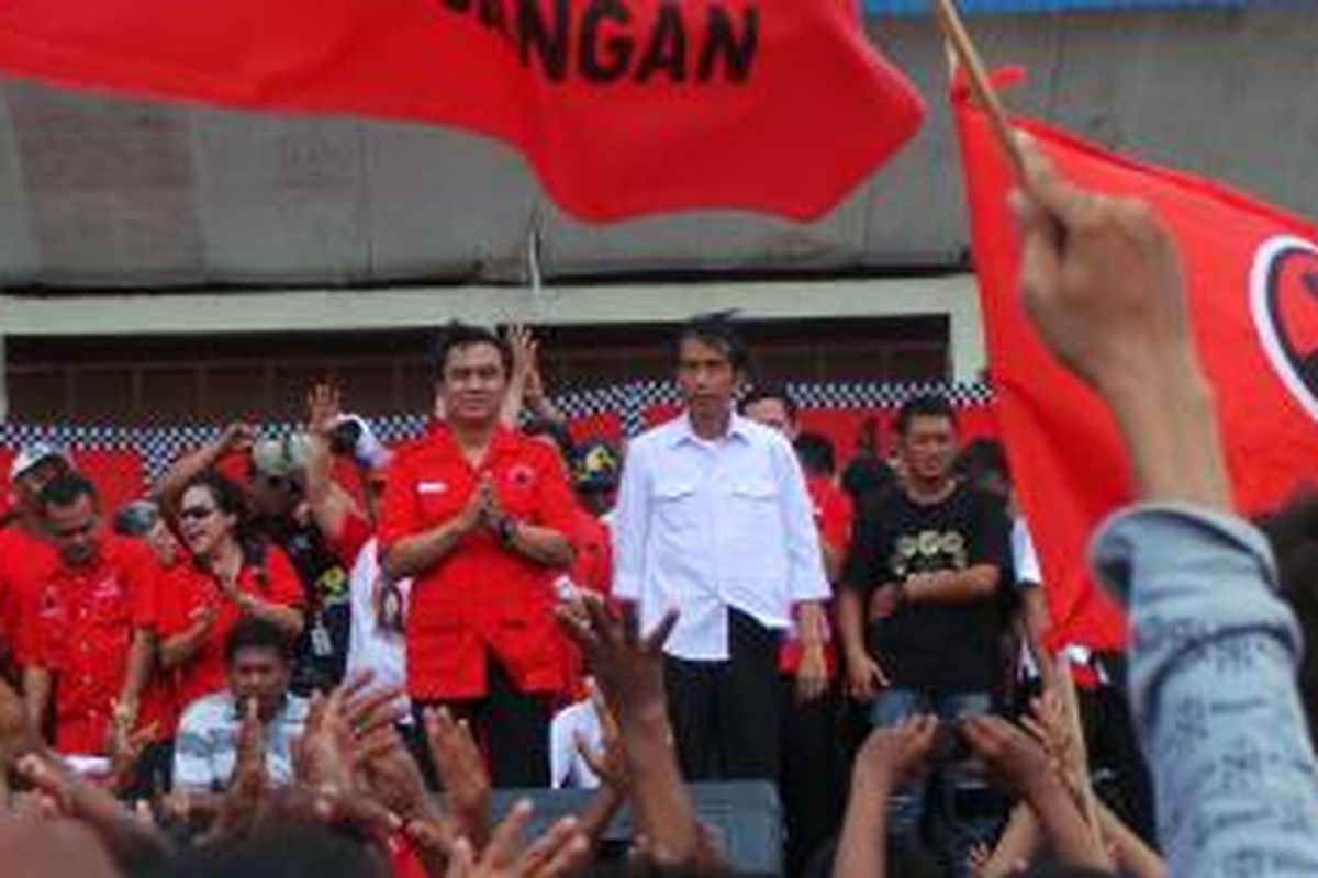 Gubernur DKI Joko Widodo (kanan berkemeja putih) dan calon anggota legislatif, Effendi MS Simbolon, tampil dalam kampanye PDI Perjuangan di Stadiun Cenderawasih, Cengkareng, Jakarta Barat, Minggu (16/3/2014).