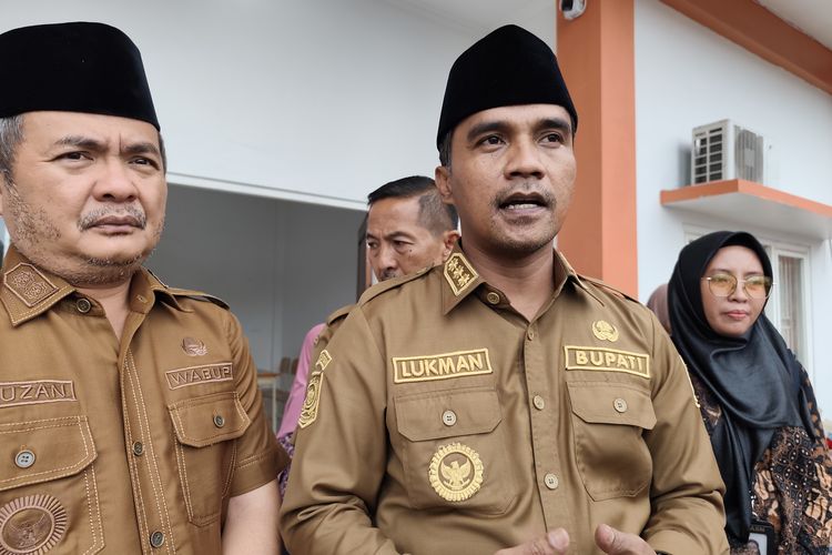 Bupati Bangkalan, Lukman Hakim bersama Wakil Bupati Bangkalan, Moh Fauzan Ja'far usai meresmikan SRT