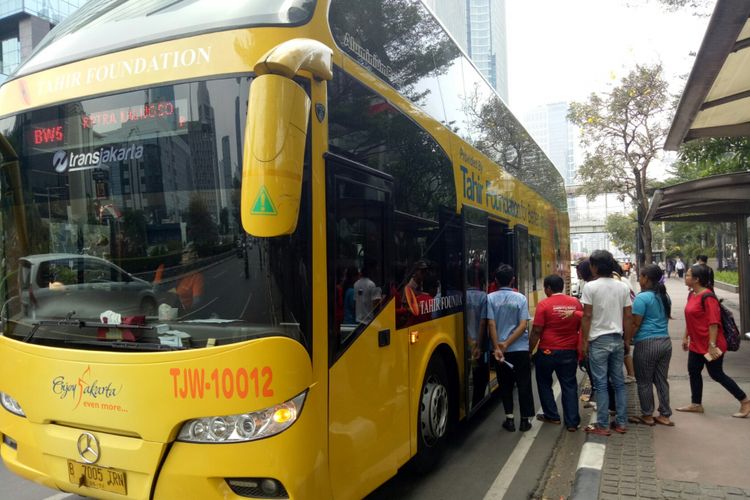 Bus tingkat Jakarta City Tour dengan rute Balai Kota menuju Kalijodo yang beroperasi tiga kali dalam sehari.