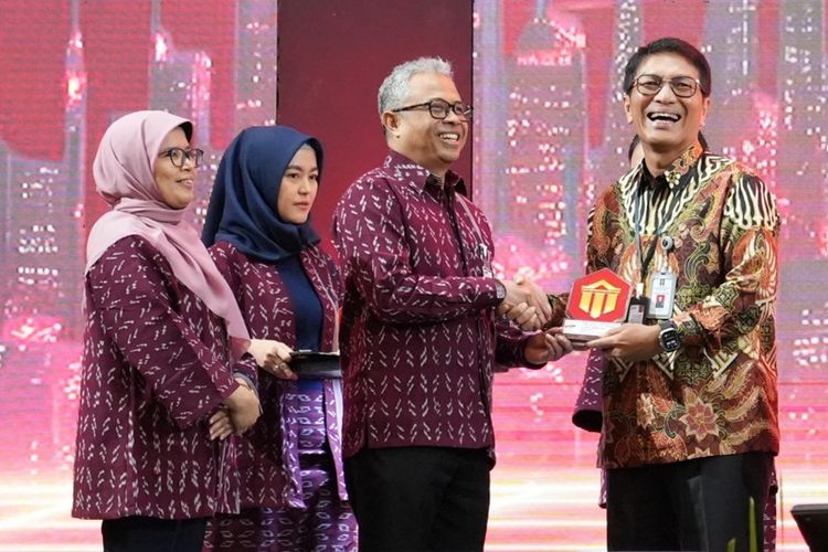 Kementerian Hukum dan Hak Asasi Manusia (Kemenkumham) meraih penghargaan dalam ajang Anugerah SDM dan Kelembagaan Pengadaan BarangJasa 2024 yang diselenggarakan Lembaga Kebijakan Pengadaan BarangJasa (LKPP) di Hotel Pullman Jakarta, Kamis (10102024).

