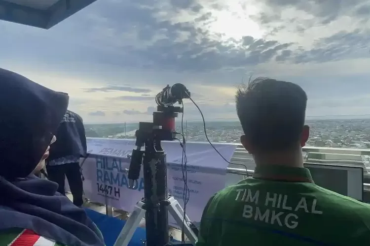 Suasana Pemantauan Hilal di Observatorium lantai 18 Menara Iqra Universitas Muhammadiyah (Unismuh) Kota Makassar, Sulawesi Selatan, Selasa (17/2/2026)