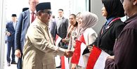 Bawa Bendera Merah Putih, Mahasiswa Indonesia di Vladivostok Sambut Kedatangan Prabowo