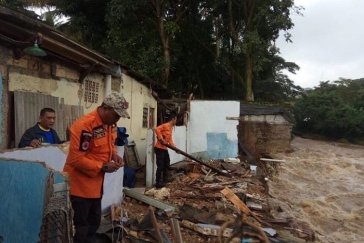 Petugas BPBD Kota Bogor sedang melakukan penanganan atas peristiwa bencana longsor yang terjadi di Kampung Babakan Perumnas, RT 10 RW 06, Kelurahan Baranangsiang, Kecamatan Bogor Timur, Kota Bogor, Senin (24/2/2020).
