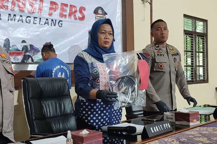 Polisi menunjukkan selang yang digunakan BTW untuk menyabet anak angkatnya di Desa Bringin, Srumbung, Magelang. Foto diambil saat konferensi pers di Polresta Magelang, Kamis (30/10/2025).