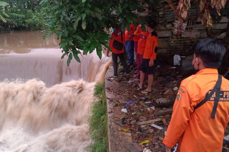 Tim TRC BPBD menyisir selokan hingga ke muara sungai Babakan