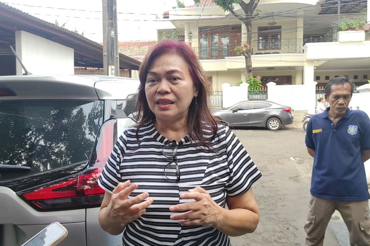 Yorry Worang (63), mertua dari DS yang namanya digunakan oleh pengemudi berpelat dinas Polri yang menganiaya sopir taksi online di Tol Dalam Kota Jakarta, Jumat (5/5/2023). 