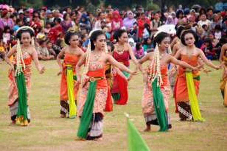 Seremonial pembukaan Festival Rawa Pening (FRP), Jumat   (21/10/2016) siang di Lapangan Pangsar Jendral Sudirman, Ambarawa, Jawa   Tengah dimeriahkan oleh tarian gambyong kolosal, gedruk buto, dan kontes   puluhan kostum unik. 