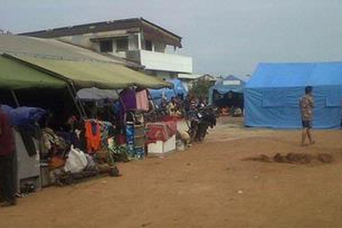 Tenda pengungsian korban kebakaran di Kapuk Utara II, Kelurahan Kapuk Muara, Kecamatan Penjaringan, Jakarta Utara. Selasa (11/12/2012).