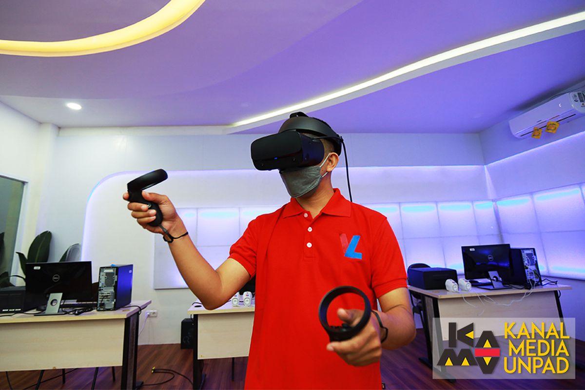 Sivitas akademika Fakultas Keperawatan Universitas Padjadjaran mencoba perangkat VR VNursLab di Laboratorium VR Fkep Unpad di Jatinangor, Selasa (28/12/2021).