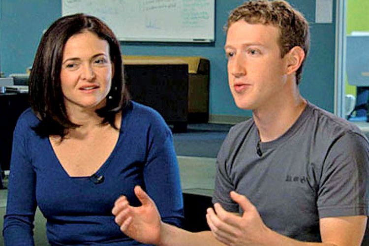 COO Facebook Sheryl Sandberg (kiri) bersama dengan CEO Facebook Mark Zuckerberg (kanan).