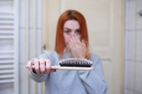 8 Penyebab Rambut Rontok dan Solusinya