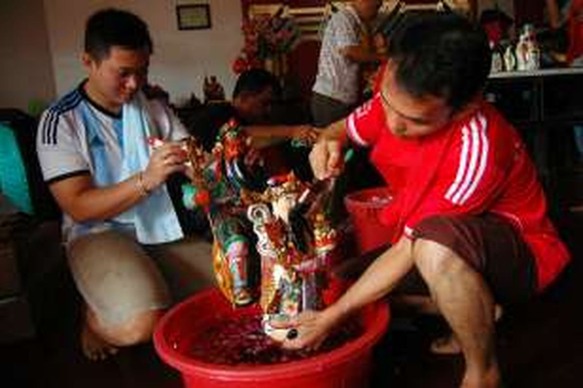 Warga keturunan Tionghoa melakukan ritual penyucian Kimsin (patung dewa-dewi) menjelang perayaan Tahun Baru Imlek di Klenteng Pan Kho, Kampung Pulo Geulis, Bogor, Jawa Barat, Jumat (5/2/2016).