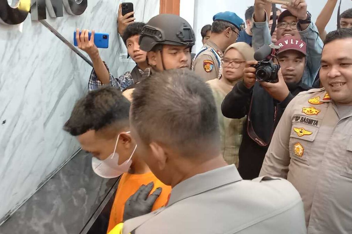 kaporestabes Bandung Kombes Pol Budi Sartono tengah bertanya kepada pelaku perihal pengeroyokan yang menewaskan seorang pemuda di bandung