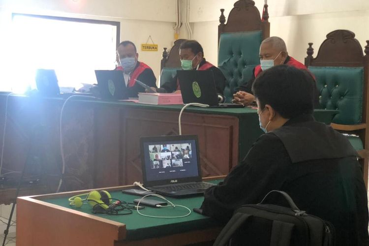 Sidang dengan agenda tuntutan terhadap mantan anggota DPRD kota Palembang yang terlibat penyelundupan sabu. Dalam sidang yang berlangsung di Pengadilan Negeri Palembang, Doni dan empat rekannya dituntut JPU dengan hukuman mati,Kamis (4/3/2021).