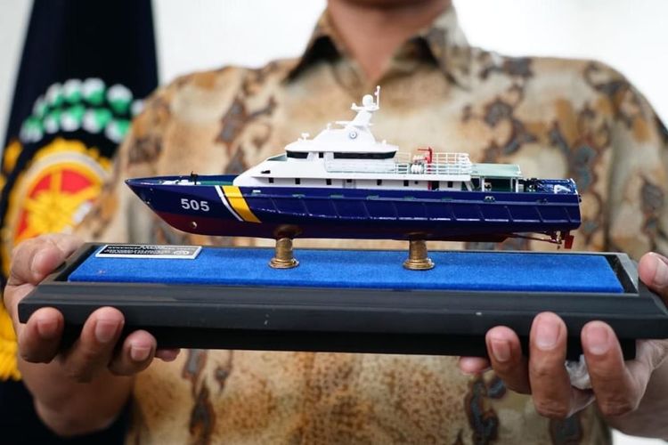 Replika kapal pengawas perikanan berukuran 50 meter yang dilengkapi teknologi “anti illegal fishing”. Kapal tersebut rencananya beroperasi pada tahun 2023. 