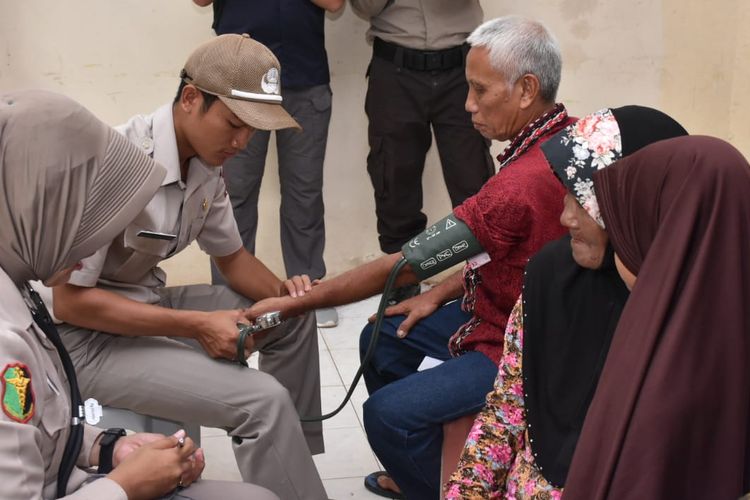 Puluhan ribu warga Tanjung Riau ini nampak senang saat dilakukannya pengecekan kesehatan gratis dan pengobatan gratis yang diberikan jajaran Polda Kepri.