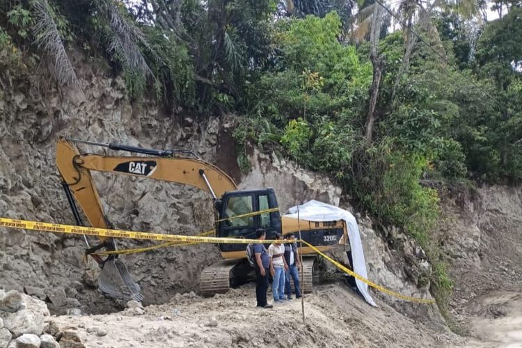 Polisi saat mengamankan escavator di lokasi penambangan Ilegal di Kabupaten Taput, Sumatera Utara, Sabtu (21/10/2023). Dalam kasus ini polisi telah menetapkan 3 tersangka 