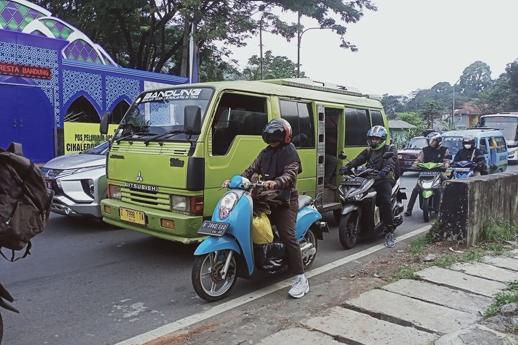 Arus kendaraan lalu lintas di wilayah Cikaledong, Nagreg masih terpantau padat, pada Rabu (19/4/2023). Kepadatan yang terjadi akibat aktivitas masyarakat yang tinggi di jalur Pasar Limbangan dan Kadungora, Kabupaten Garut, Jawa Barat.