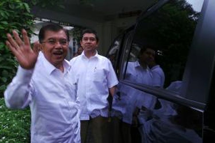 Bakal calon wakil presiden Jusuf Kalla, menjemput pasangannya Joko Widodo sebelum bertolak ke RSPAD Gatot Subroto, Jakarta Pusat, Kamis (22/5/2014), untuk menjalani tes kesehatan.