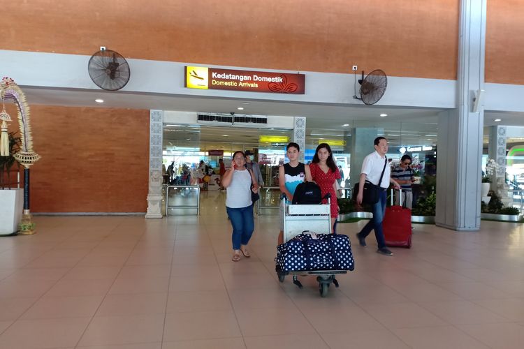 Penumpang keluar dari area terminal kedatangan domestik Bandara I Gusti Ngurah Rai pada Kamis (06/02/2020)