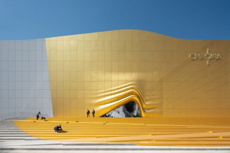 Kedua bangunan dicat dengan warna putih, kecuali satu bagian di gedung taman hiburan yang dicat emas. 