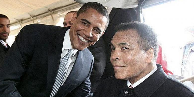 Presiden AS Barack Obama berpose bersama legenda tinju dunia Muhammad Ali. 