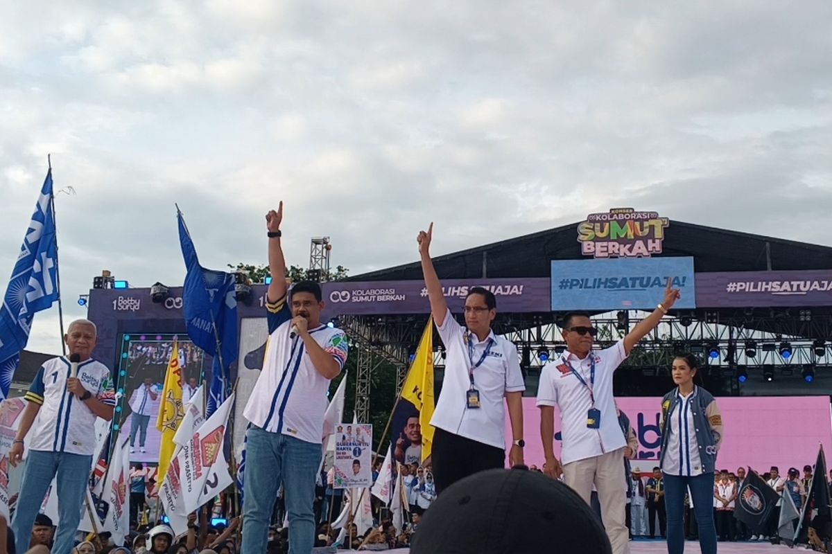 Pasangan calon gubernur Sumut nomor urut 1 Bobby dan Surya saat meng endorse pasangan calon Walikota Medan nomor urut 1 Rico Waas- Zakiyuddin Harahap saat kampanye Akbar di Lapangan Astaka Medan, Sabtu (23/11/2024)